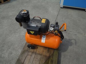 SPREZARKA-TLOKOWA-BUDOWLANA-KAESER-1-5Kw-210L-min-Zawiera-baterie-nie