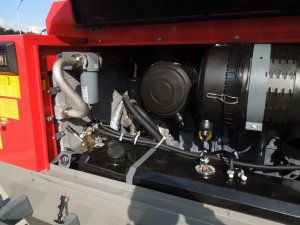 Kompresor-przewozny-ATLAS-COPCO-XAHS186-maszyna-z-chlodnica-koncowa-Pojemnosc-zbiornika-200-l