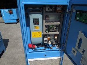 SPREZARKA-SRUBOWA-BOGE-C30-22KW-2012r-maszyna-z-FALOWNIKIEM-I-WYMIENNIKIEM-Model-C30