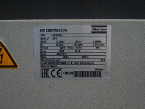 SPREZARKA-SRUBOWA-ATLAS-COPCO-GA18VSDFF-18-5Kw-FALOWNIK-OSUSZACZ-2013r-Cisnienie-maksymalne-8-bar