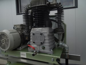 SPREZARKA-TLOKOWA-BUDOWLANA-BIRKENSTOCK-4Kw-580L-min-Marka-Walter